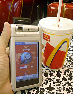 Hos McDonalds i USA får du med musikk nettet på kjøpet når du vil ha hurtigmat. Foto: Sony.