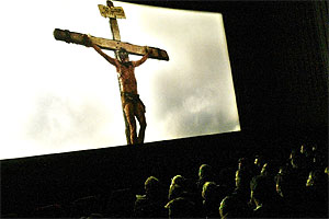 Korsfestelsesscenene i " The Passion of the Christ" ryster publikum (Foto: Scanpix