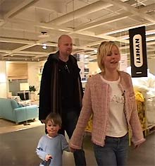 Familien Brandenberger har lånt mye penger, men vurderer likevel å kjøpe ny sofa på Ikea.