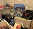 En rekke varer ble beslaglagt under en razzia i boligen til ekteparet. (Foto: NRK)