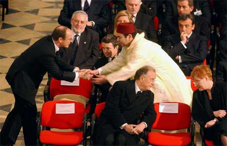 Prins Albert av Monaco handhelsar på prins Mulay rashid av Marokko, broren til kongen. (Scanpix-foto)