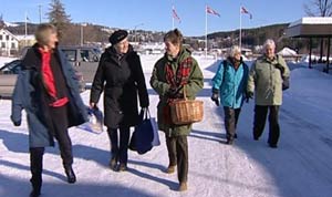 Fem damer drar en gang i uka til asylmottaket for å lære bort norsk.