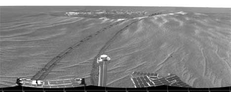 LIV: Dersom det er liv på Mars, vil det trolig stamme fra jorda, mener en amerikansk forsker. Bildet viser horisonten på Mars slik Opportunity opplever den. (Foto:REUTERS/NASA/JPL)
