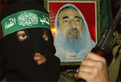 Et soldat i Hamas sørger over drapet på Hamas-leder sjeik Ahmned Yassin. (Foto: Reuters/Scanpix)