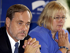 Politikere som Erna Solberg og Jan Petersen har brukt begrepet "selvmordsparagraf" i det siste. Foto: Heiko Junge / SCANPIX Politikere som Erna Solberg og Jan Petersen har brukt begrepet "selvmordsparagraf" i det siste. Foto: Heiko Junge / SCANPIX