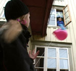 Ballongen fyker rett opp til Even i vinduet. (Foto: NRK)