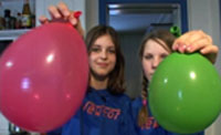 Her har Lise (t.v.) og Tone blåst opp ballongene til en stor og en liten. (Foto: NRK)