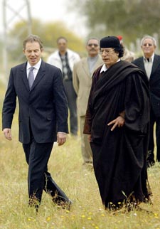 Libya og dens øverste leder Muammar Gaddafi er tatt inn i den vestlige varmen. Tidligere i år traff han Tony Blair. Foto: AFP/Scanpix.