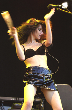 PJ Harvey i full vigør på Quartfestivalen i 2001. Til sommeren skal hun opptre på Hultsfredfestivalen i Sverige. Foto: Erlend Aas, Scanpix.