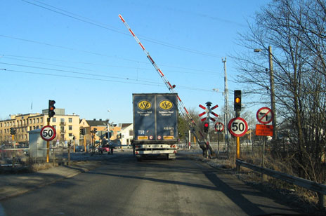 Flaks førte til at alt gikk bra da bommene gikk ned for toget fredag morgen. Bilen sto da midt på linja. Flaks førte til at alt gikk bra da bommene gikk ned for toget fredag morgen. Bilen sto da midt på linja.