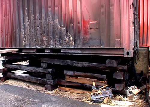 En av containerne som ble svidd av brennende jernbanesviller. Foto: Astrid Marie Holand, NRK.