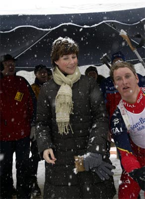 Lars Berger dukker for å redde situasjonen, men prinsessen har allerede fått snø i håret. (Foto: Terje Bendiksby/Scanpix)