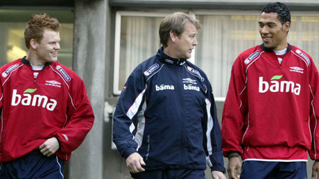 Landslagstrener Åge Hareide sammen med John Arne Riise t.v. og John Carew på landslagets trening på Marakana stadion i Beograd mandag. (Foto: SCANPIX) Landslagstrener Åge Hareide sammen med John Arne Riise t.v. og John Carew på landslagets trening på Marakana stadion i Beograd mandag. (Foto: SCANPIX)