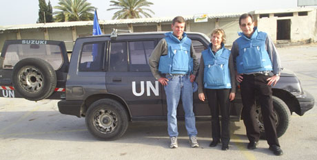 Georg Morland, Stein Frøysang og Carina Görlin foran FN-bilen som frakter de rundt i Khan Younis.