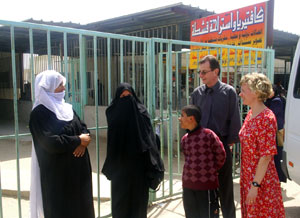 Georg Morlan prater med kvinner som ikke slipper over grenseporten til Egypt fra Rafah for å komme til sykehus. (Foto: privat)