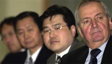 BEKYMRET: Klaus Töpfer ser på video under konferansen i Sør-Korea sammen med Mongolias miljøvernminister Ulambayar Marsbold og Kinas miljøvernminister Zhu Guangyao. (Foto: Scanpix / AP / Ahn Young-joon)