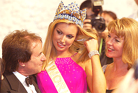 De Burgh med datteren Rosanna Davidson og kona Diane i Kina under fjorårets Miss World-konkurranse. Foto: AP. 