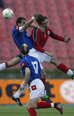 Claus Lundekvam og de andre i Norges forsvarsrekke holdt nullen mot serberne (Foto: Lise Åserud, Scanpix)
