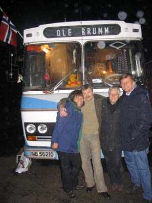 Frode, Stine, Kjell, Elisabeth Berg (eier) foran bussen hvor Frode laget maten. Foto: NRK.