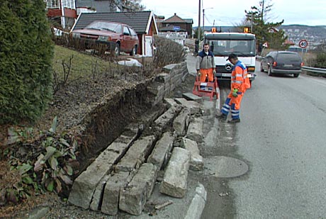 En mur langs Nordbyveien på Åskollen i Drammen raste 1. april 2004.