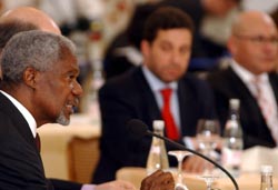 FNs generalsekretær Kofi Annan oppfordret partene til fred. Foto: Sigi Tischler, AP/Scanpix.
