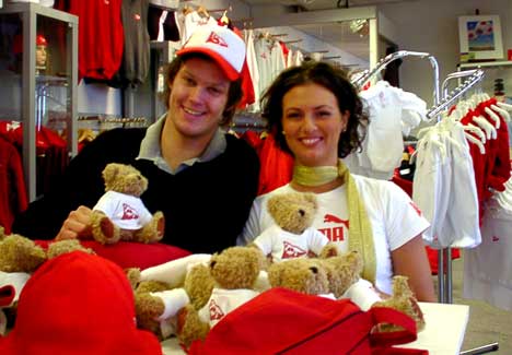 Sverre Kristian Bergstrøm og Mia Jons i "Aristokraten" er begge FFK-fans til benet. Foto Rainer Prang NRK. Sverre Kristian Bergstrøm og Mia Jons i "Aristokraten" er begge FFK-fans til benet. Foto Rainer Prang NRK.