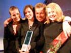Vinnar i open klasse: Glasurgenerasjonen?, av Kristine Marion Jaklin, Kine Moxness Sandnes og Silje Charlotte Solstad, Tromsø, saman med programleiar Tormod Gjersvold. (Alle foto: Amandusfestivalen) Vinnar i open klasse: Glasurgenerasjonen?, av Kristine Marion Jaklin, Kine Moxness Sandnes og Silje Charlotte Solstad, Tromsø, saman med programleiar Tormod Gjersvold. (Alle foto: Amandusfestivalen)