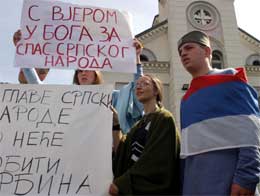 "Opp med hodet. Ingen vil fange en serber" er teksten på en av plakatene (Scanpix/AFP)