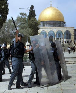 Politiet omringet al-Aqsa-moskeen. (Foto: A.Awad, Reuters)