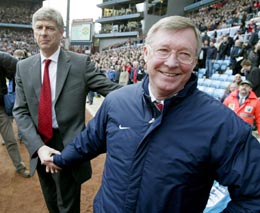 Alex Ferguson (t.h.) kunne smile langt berdere enn kollega Arsene Wenger etter kampen på Villa Park (Foto: Simon Bellis, Reuters)