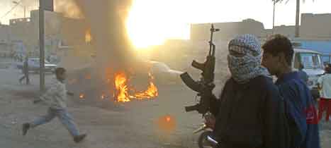 Sjiamuslimske militssoldater satte fyr p flere amerikanske kjrety under kampene i Sadr i gr kveld. (Foto: AFP)