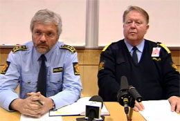 Bjørn Andersen og Olav Sønderland svarer på spørsmål på pressekonferansen