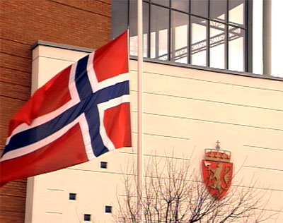 Utenfor politikammeret i Stavanger er flagget på halv stang.