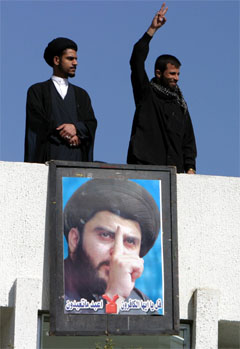 Irakere ved bildet av den sjiamuslimske opprørslederen Moqtada al-Sadr. (Foto: Reuters / Scanpix) 