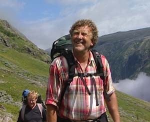 Dag Lindebjerg og Erling Gjelsvik (bak) var imponert av fjellmannen Gjest Baardsen. Foto: NRK