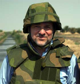 Utenriksminister Jan Petersen besøkte Irak i mars i år. Den norske stabiliseringsstyrken ble trukket ut tre måneder senere. (Foto: Forsvaret)