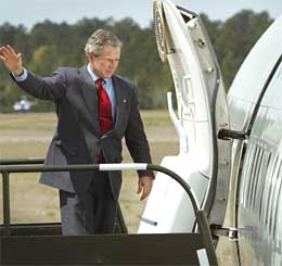 Bush tilbringer påsken i Crawford i Texas. Her er han på vei inn i flyet Air Force One (Foto: Pablo Martinez Monsivais/AP/Scanpix) 