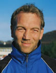 Trener Harald Aasland Riise har problemer med mange skader.(Foto:Arne Flatin,NRK)