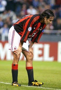 Alessandro Nesta på Milan må innse at Mesterliga-eventyret er over. (AP Photo/EFE, Salvador Sas) Alessandro Nesta på Milan må innse at Mesterliga-eventyret er over. (AP Photo/EFE, Salvador Sas)
