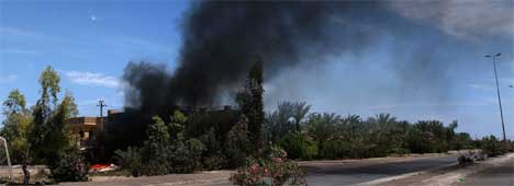 BRENNER: Et bolighus i nærheten av Falluja er satt i brann. Folket flykter nå fra de intense kampene i byen. (Foto: AP Photo/Muhammed Muheisen)