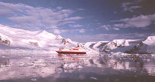 MS Nord-Norge i isen ved Antarktis. Foto: Roman Hereter, OVDS.
