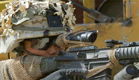 Amerikansk snikskytter p vakt ved Falluja 10. april. (Foto: Scanpix / AFP / Cris Bouroncle)