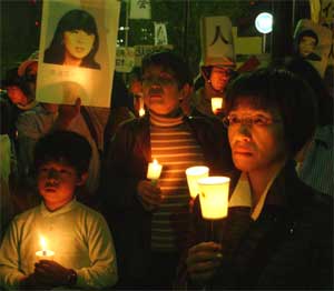 Japanere i Tokyo oppfordrer japanske myndigheter til å trekke ut styrkene i Irak. Slik håper de å redde landsmennene som er gisler i Irak. (Foto: Scanpix / AP / Koji Sasahara)