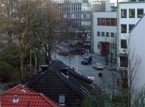 Bildet viser tre av ransbilene foran Handelens Hus og Norges Bank-bygget i Stavanger. Bildet er tatt av en privatperson. (Foto: Politiet/Scanpix)