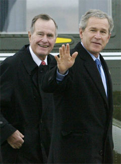 Far og sønn Bush har drøftet Irak-krigen. George Bush spurte om presidenten hadde noen strategi for å komme seg ut av landet. (Foto: Reuters/Scanpix)
