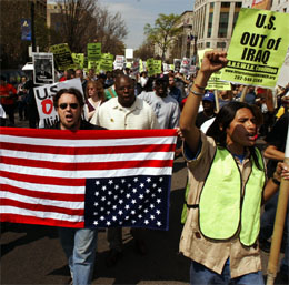 Demonstrantene er foreløpig få, her fra en demonstrasjon i Washington 10. april. (Foto: AP/Scanpix)
