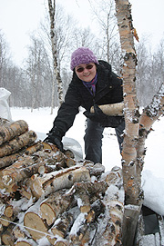 Tina er lett å ha med å gjøre, sier vertsfar Pettersen. Her hjelper hun til med veden. Foto: Odd-Magne Haugen, Altaposten Tina er lett å ha med å gjøre, sier vertsfar Pettersen. Her hjelper hun til med veden. Foto: Odd-Magne Haugen, Altaposten