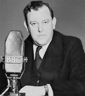 Utenriksminister Trygve Lie taler til det norske folk fra BBCs studio i London, 1943. Utenriksminister Trygve Lie taler til det norske folk fra BBCs studio i London, 1943.