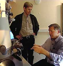 Anders Magnus og professor Bjørn Johansen studerer ventilklaffene.