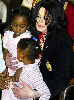 Overgrepsanklagede Michael Jackson sammen med barn på den etiopiske ambasaden der han fikk en pris for humanitært arbeid. Foto: AFP Photo / Paul J. RICHARDS.